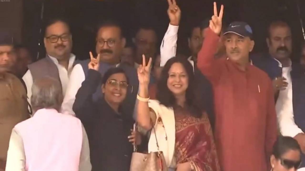 Legislators reach Bihar Vidhan Sabha ahead of trust vote of Nitish government